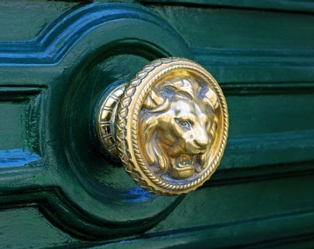 Choosing Victorian Door Knobs, Handles, And Furniture