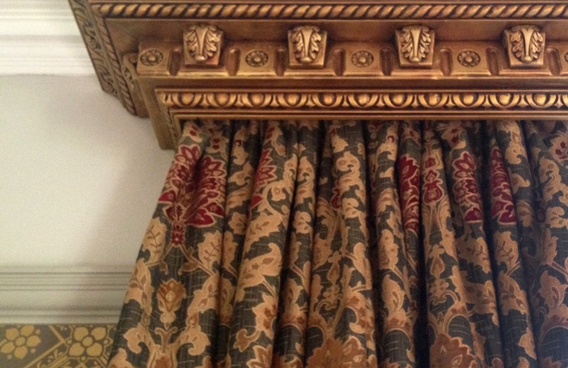 How to create a gilded decorative curtain pelmet