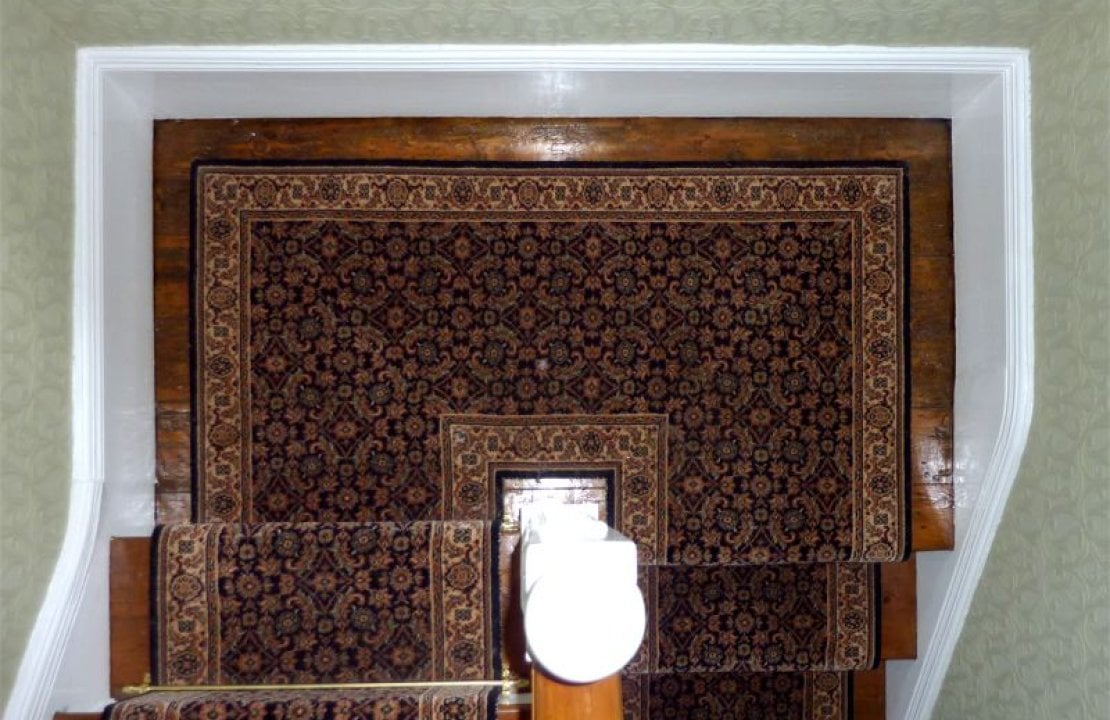 How To Install Stair Runner Carpets On Staircases with Turns