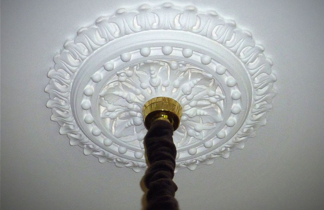 What’s the right size ceiling rose for my room?