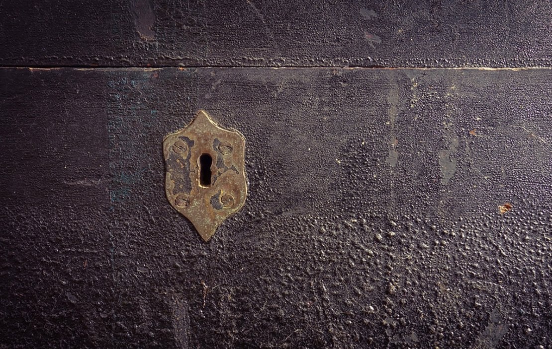 Simple escutcheon