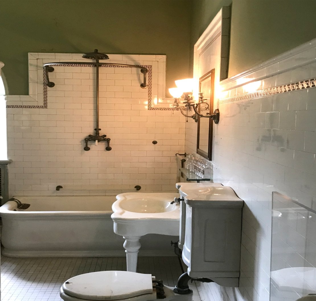 Late Victorian bathroom