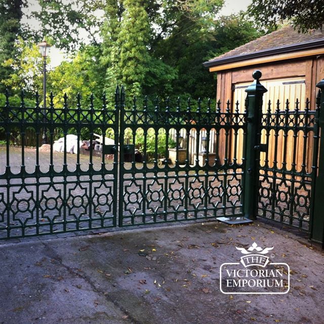 Gate Castiron Driveway Pedestrian Railings Stewart Dumfries Collectiont Traditional Victorian Old Classical Stewart Insitu 2