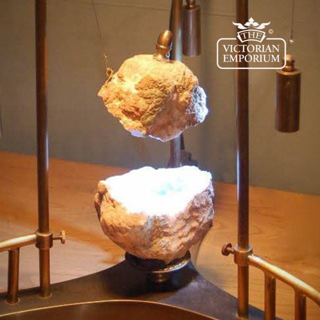 Counter weight machine to open a geode