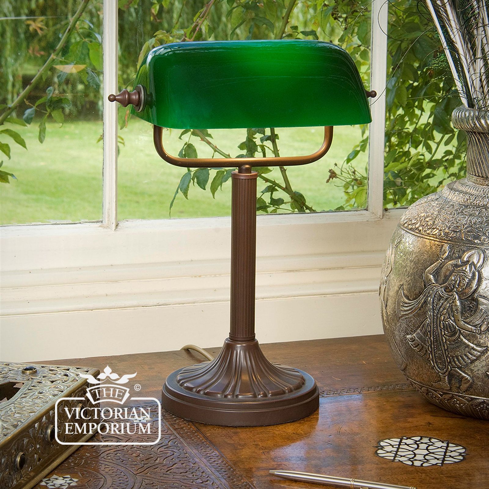 The green desk lamp that appears in every movie - The Bankers Lamp