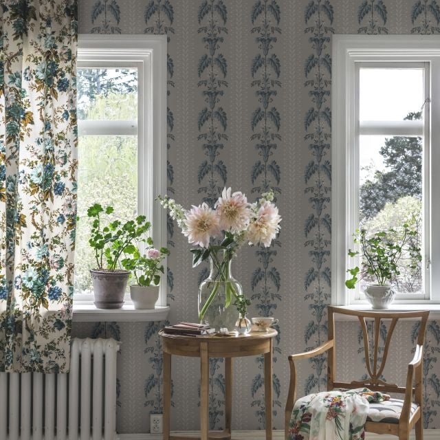 Sophie wallpaper in a choice of 2 colourways
